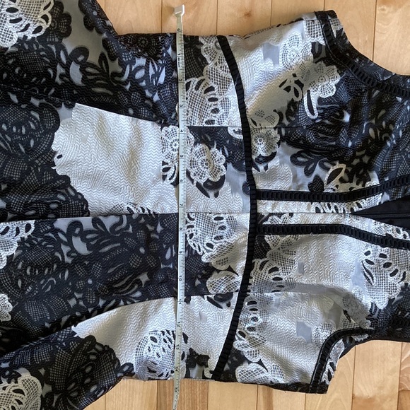 Beautiful Size 4 Antonio Melani black and white dress with lace pattern - Picture 10 of 11